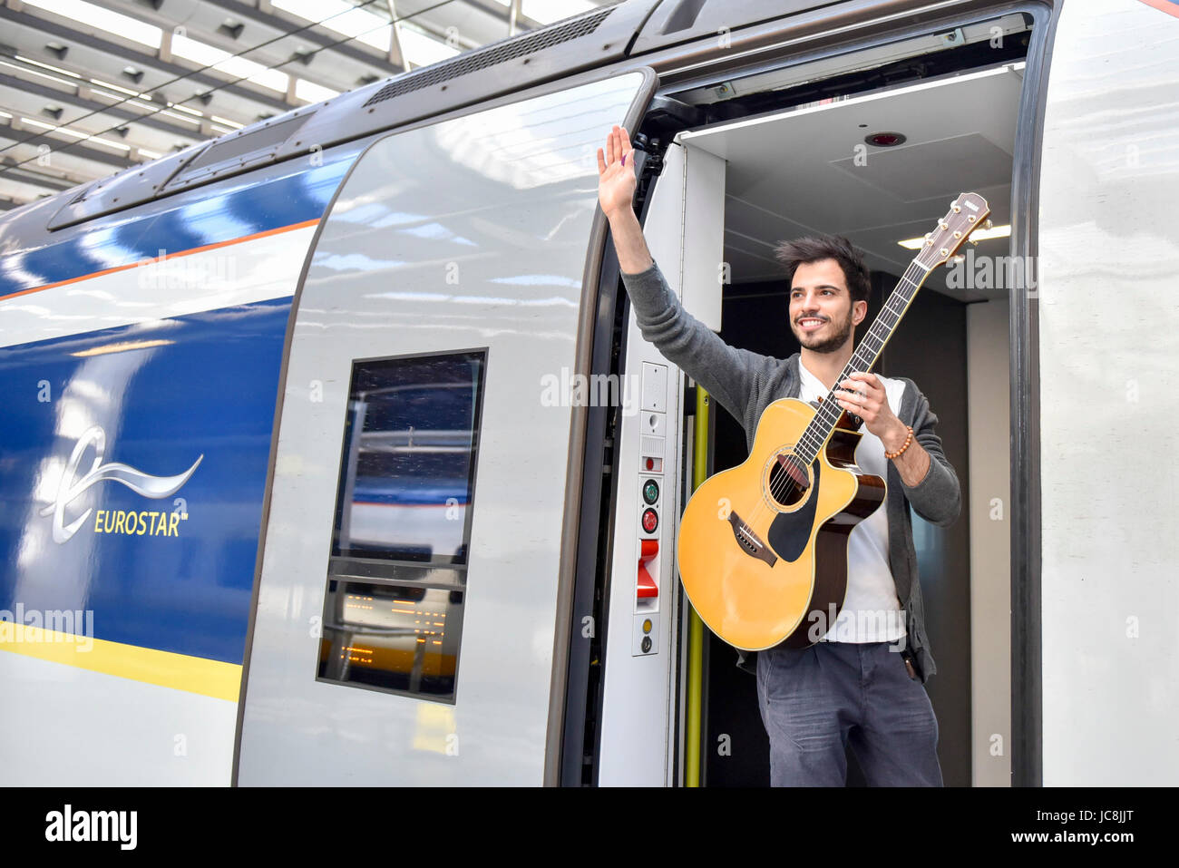 Londra, Regno Unito. 14 Giugno, 2017. Luca Fiore, vincitore del premio Eurostar lo scorso anno di concerti evento, un concorso supportato dal sindaco di Londra, set fuori da St Pancras su un turbine musicista di strada Tour di Parigi. Egli sarà vetrina della Londra internazionalmente rinomato musicista di strada il talento su alcuni della capitale francese più iconico posizioni. Credito: Stephen Chung/Alamy Live News Foto Stock