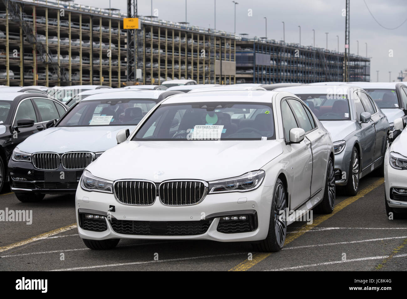 Bremerhaven, Germania. 12 Giugno, 2017. Nuovi veicoli di BMW può essere visto al BLG Logistics Group Car Terminal in Bremerhaven (Germania), 12 giugno 2017. Foto: Ingo Wagner/dpa/Alamy Live News Foto Stock