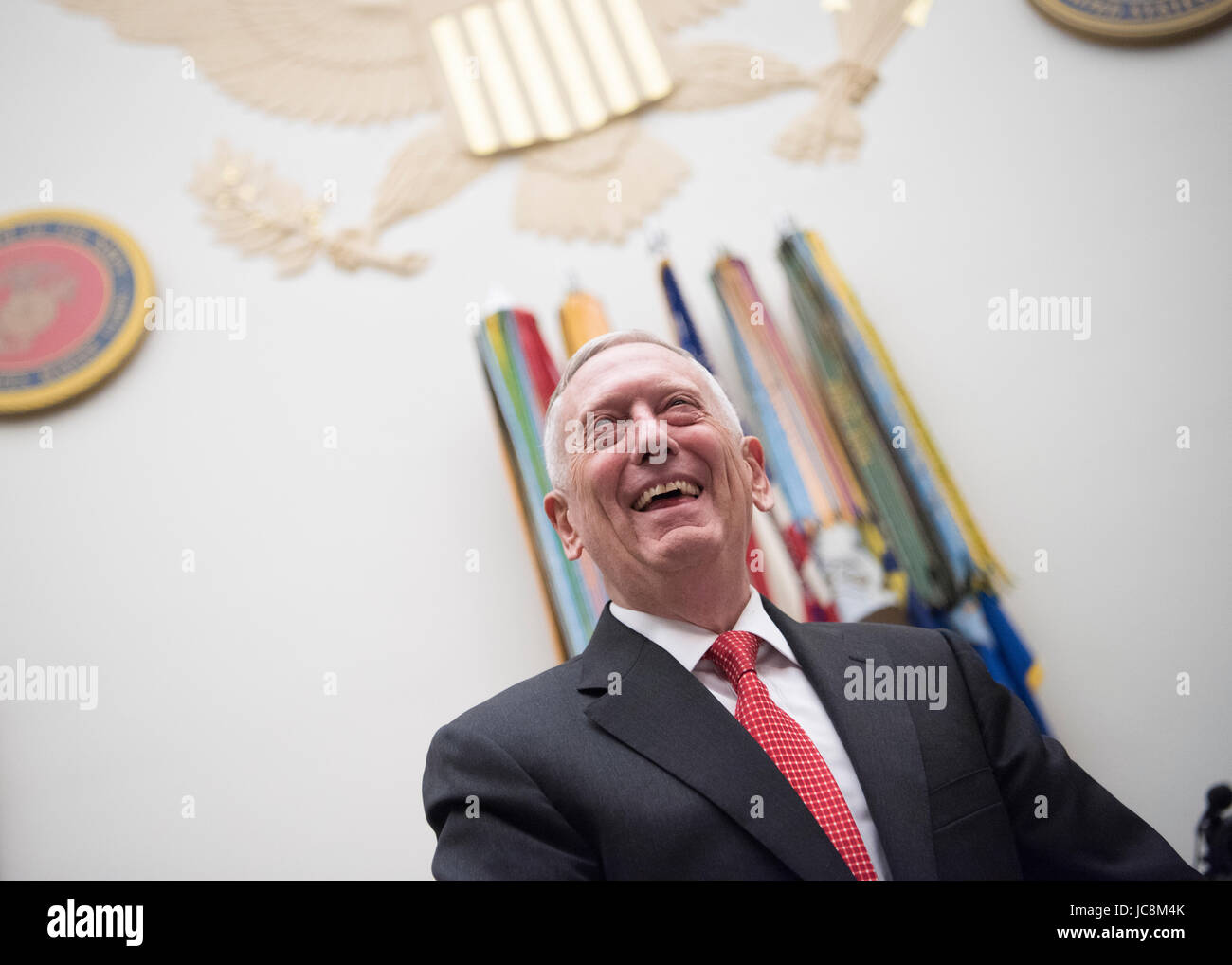 Stati Uniti Il Segretario della Difesa Jim Mattis gode di un momento di luce prima dell'inizio dell'U.S. Senato Comitato delle Forze Armate audizione sull'anno fiscale 2018 di difesa nazionale di bilancio di autorizzazione su Capitol Hill, 13 giugno 2017 a Washington, DC. Foto Stock