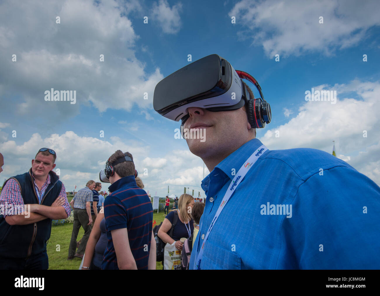 Boothby Graffoe, Lincoln, Regno Unito. Xiv Jun, 2017. Un visitatore a cereali Evento, Boothby Graffoe, Lincoln utilizzando un auricolare VR per sperimentare black grass ricerca e sviluppo. Credito: John Eveson/Alamy Live News Foto Stock