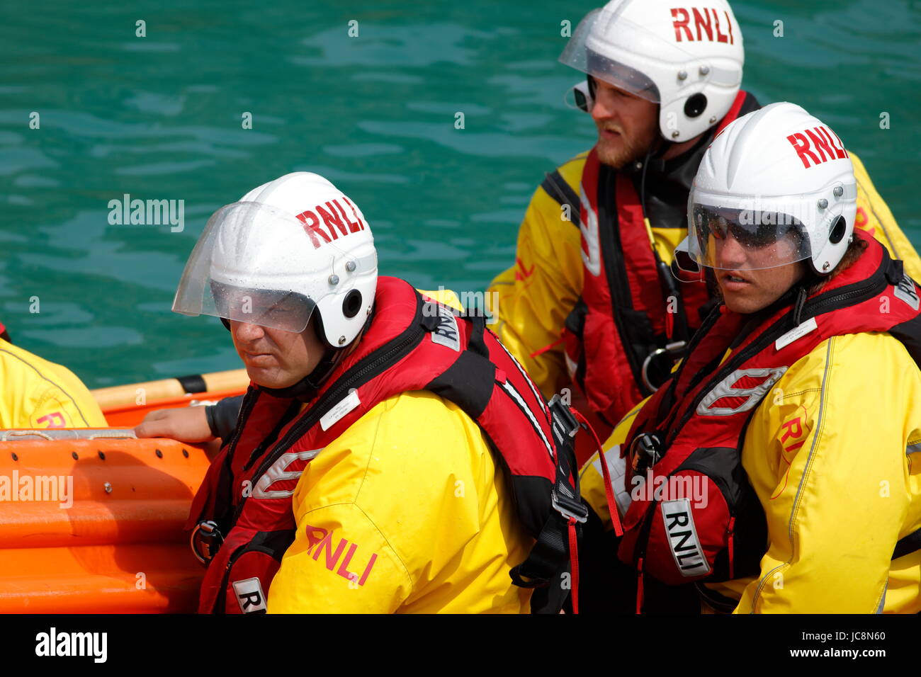 Newquay, Regno Unito. 14 Giugno, 2017. NEWQUAY, Cornwall, Regno Unito - 14 giugno 2017: HM Coastguard conduce un salvataggio al largo della costa di Newquay in Cornovaglia. Organi dell'imbarcazione rescue team ritorno al porto. Credito: Nicholas Burningham/Alamy Live News Foto Stock