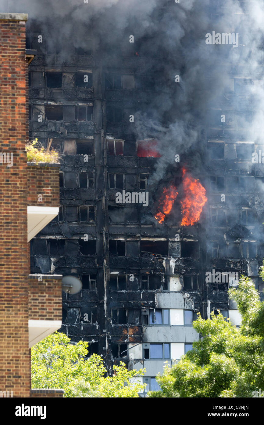 Londra, Regno Unito. Il 14 giugno 2017. Almeno 50 persone sono state prese a cinque ospedali per il trattamento come centinaia di residenti in 27 piani, 120 piana, Grenfell torre a nord di Kensington/Notting Hill sono state evacuate dai loro appartamenti in costruzione che ha preso fuoco subito dopo 1.15am. Foto: Bettina Strenske/Alamy Live News Foto Stock