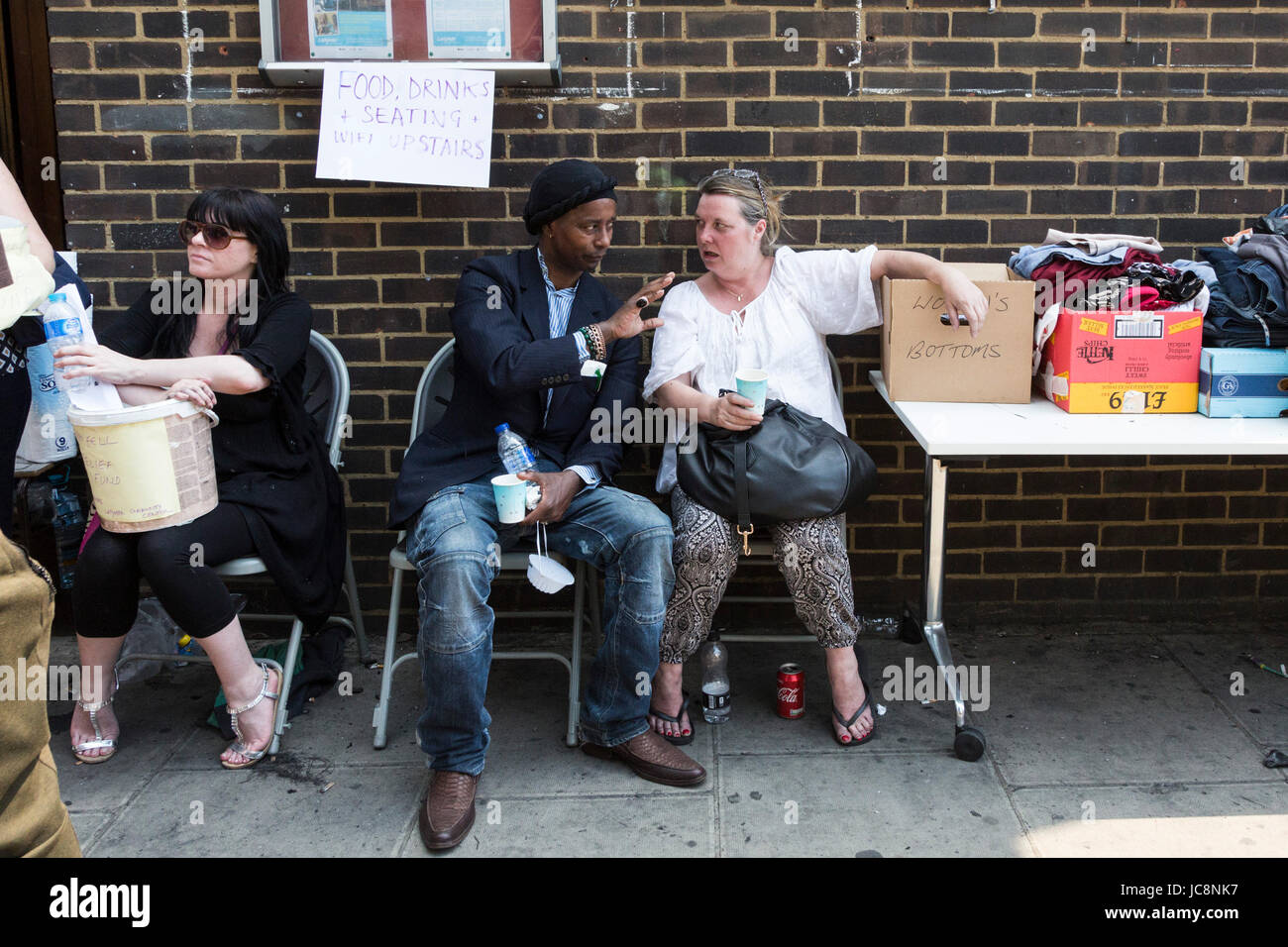 Londra, Regno Unito. Il 14 giugno 2017. Dopo il grande incendio del 27 piani, 120 piana, Grenfell torre a nord di Kensington, Notting Hill, i residenti locali attendono con ansia notizie. Foto: Bettina Strenske/Alamy Live News Foto Stock