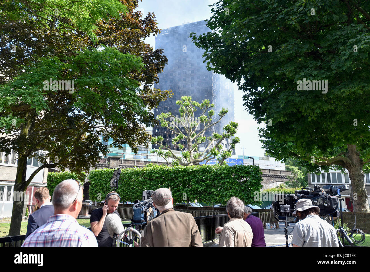 Londra, Regno Unito. Il 14 giugno 2017. La torre Grenfell vicino Latimer Road a ovest di Londra smolders dopo che esso è stato inghiottito in un immenso incendio la notte precedente, risultante in almeno dodici morti e molte altre sono in condizioni critiche. Credito: Stephen Chung / Alamy Live News Foto Stock