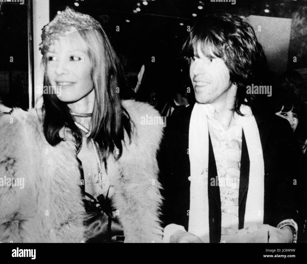 Giugno 13, 2017 - file foto - attrice italo-tedesco e il modello Anita Pallenberg (sopportato il 25 gennaio 1944 morì il 13 giugno 2017) è morto a 73. Una icona di stile e "Girl' degli anni sessanta e settanta, Pallenberg è stato accreditato come la musa dei Rolling Stones e lei è stata la romantica partner di multi-strumentista e il chitarrista B. Jones, e successivamente, dal 1967 al 1980, il partner di pietre chitarrista K. Richards, con il quale ha avuto tre figli. Nella foto: 6 dicembre 1972 - Londra, Inghilterra, Regno Unito - KEITH RICHARDS, il chitarrista del famoso British gruppo rock i Rolling Stones, il più lungo del gruppo superstite nel Foto Stock