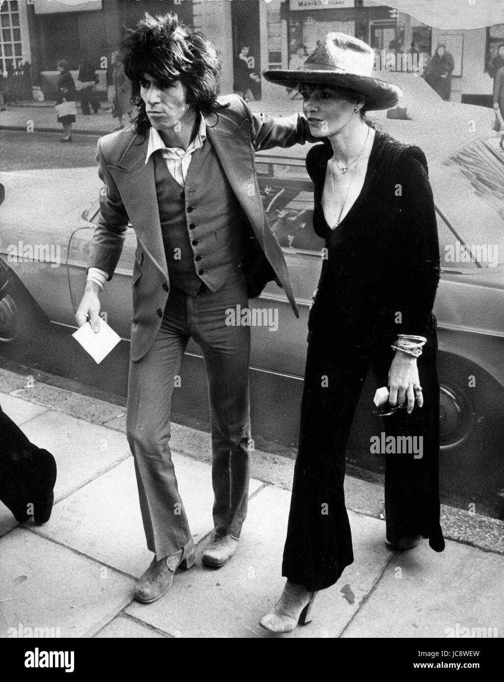 Giugno 13, 2017 - file foto - attrice italo-tedesco e il modello Anita Pallenberg (sopportato il 25 gennaio 1944 morì il 13 giugno 2017) è morto a 73. Una icona di stile e "Girl' degli anni sessanta e settanta, Pallenberg è stato accreditato come la musa dei Rolling Stones e lei è stata la romantica partner di multi-strumentista e il chitarrista B. Jones, e successivamente, dal 1967 al 1980, il partner di pietre chitarrista K. Richards, con il quale ha avuto tre figli. Nella foto: Ott. 24, 1973 - Londra, Inghilterra, Regno Unito - KEITH RICHARDS, il chitarrista del famoso British gruppo rock i Rolling Stones, il più lungo del gruppo superstite in th Foto Stock