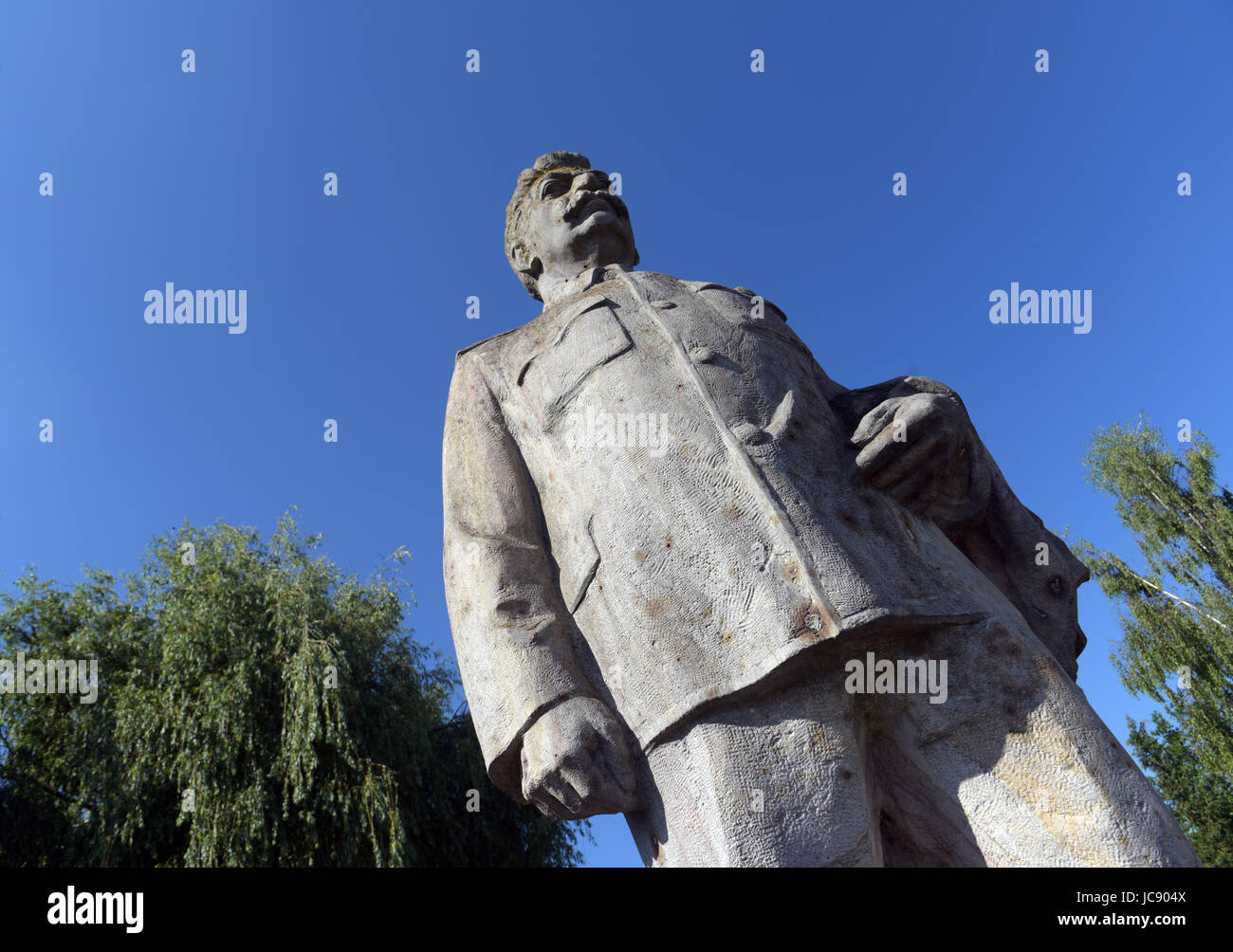 Una statua di Stalin si erge in Gundelfingen an der Donau, Germania, 15 giugno 2017. Insieme a vari altri orientale monumenti europei questa statua ha ottenuto di Svevia bavarese negli anni novanta e saranno messe all'asta il 17 giugno 2017. Foto: Stefan Puchner/dpa Foto Stock