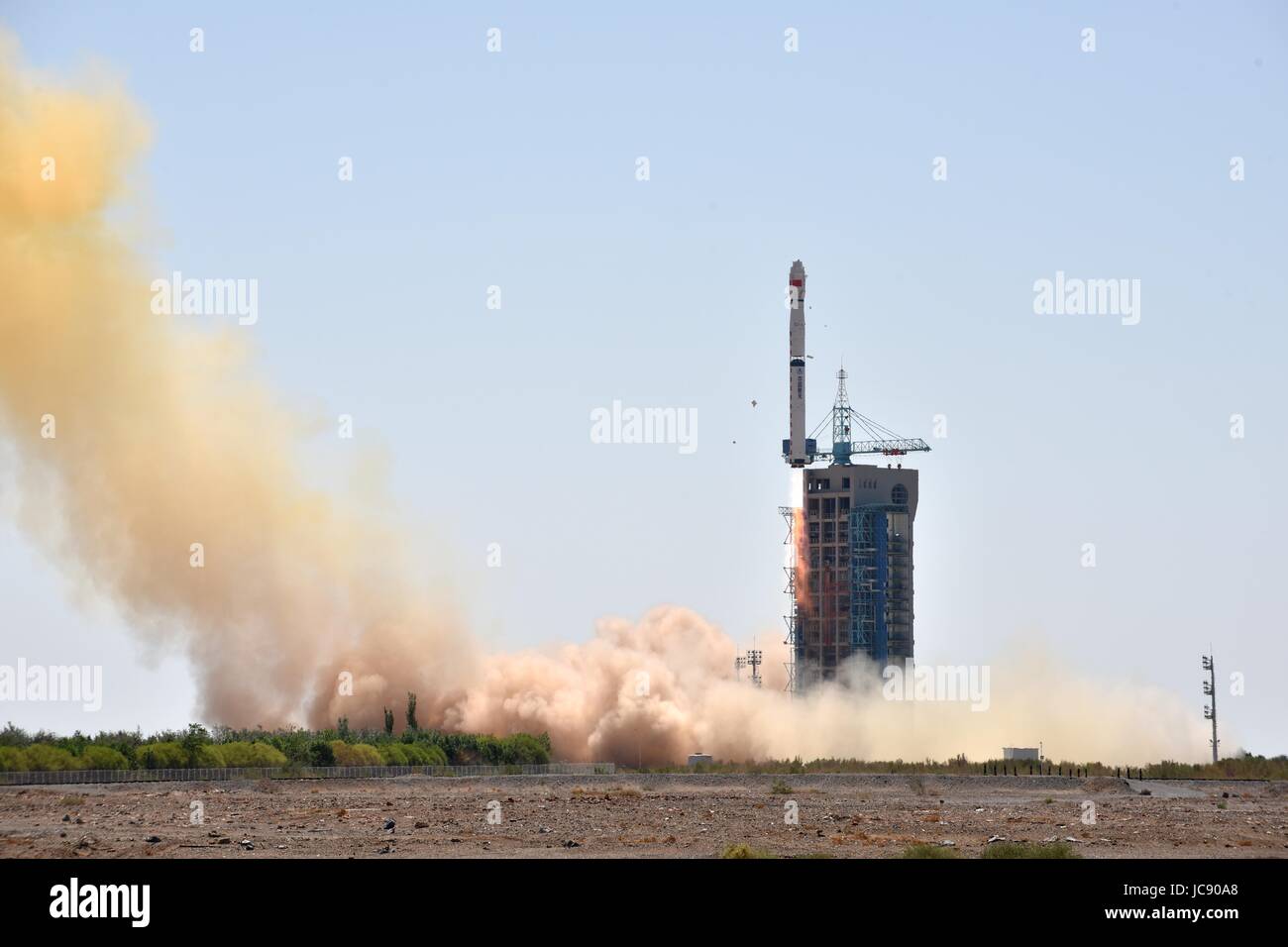 Jiuquan, Jiuquan Satellite Launch Center in Cina nord-occidentale del deserto del Gobi. Il 15 giugno, 2017. Una lunga marcia-4B porta a razzo X-ray Space Telescope di osservare i buchi neri, pulsars e gamma-ray bursts di blasti dal Jiuquan Satellite Launch Center in Cina nord-occidentale del deserto del Gobi, 15 giugno 2017. Credito: Zhen Zhe/Xinhua/Alamy Live News Foto Stock