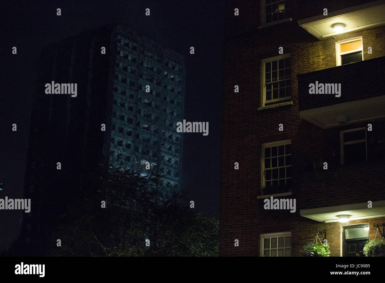 Londra, Regno Unito. Il 15 giugno, 2017. Torre Grenfell continua a bruciare senza fiamma, con fiamme visibili periodicamente, appena dopo il 01.30. Credito: Mark Kerrison/Alamy Live News Foto Stock
