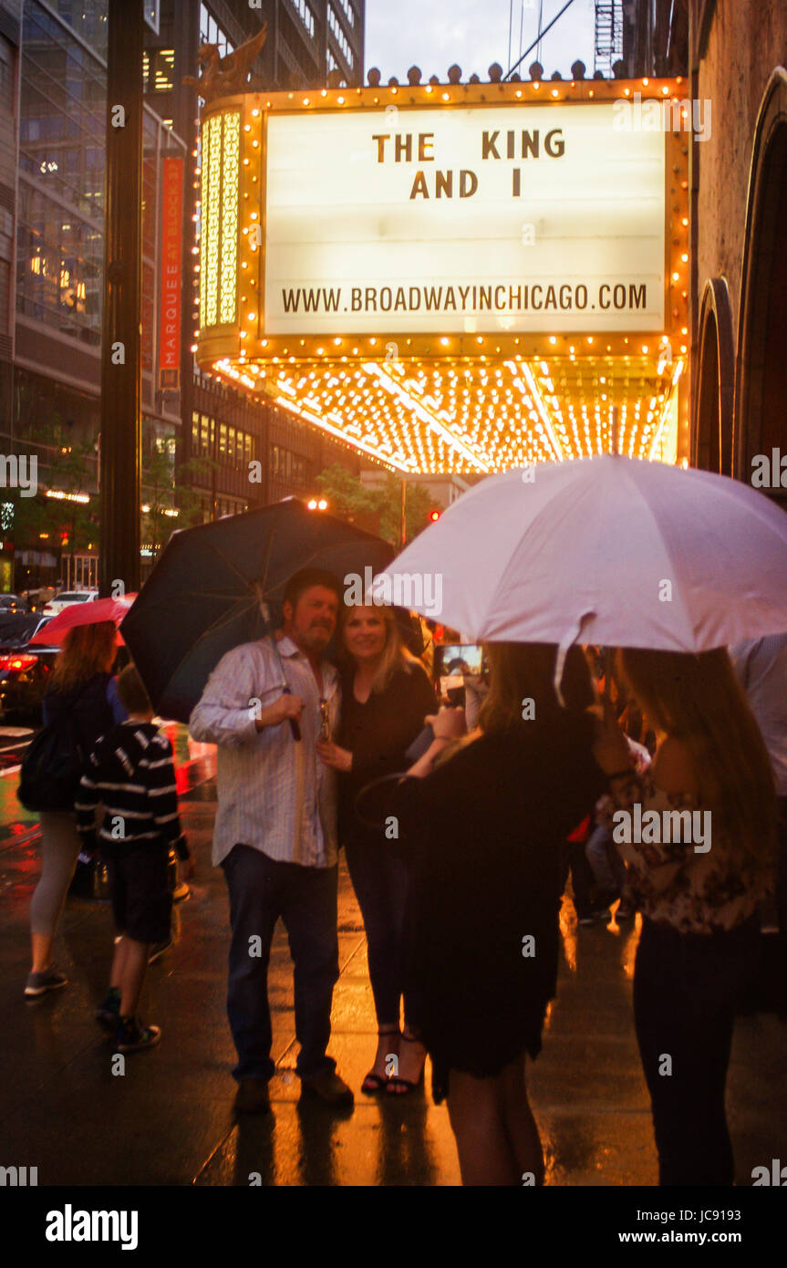 Chicago, Stati Uniti. Xiv Jun, 2017. La tempesta è non fermarsi a queste persone di divertirsi come si fermano per una foto prima di andare in Oriental, Credito: Almos Lataan/Alamy Live News Foto Stock
