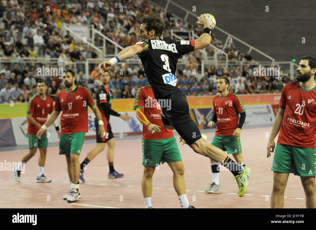 Germania·s Uwe Gensheimer salti in aria al cliente durante l'Euro 2018 Qualification Group 5 pallamano match tra il Portogallo e la Germania in Gondomar, Portogallo, Mercoledì 14 Giugno, 2017. La Comunità europea pallamano campionato Euro 2018, sarà ospitato dalla Croazia dal 12 al 28 gennaio 2018. Foto: Paulo Duarte/dpa Foto Stock