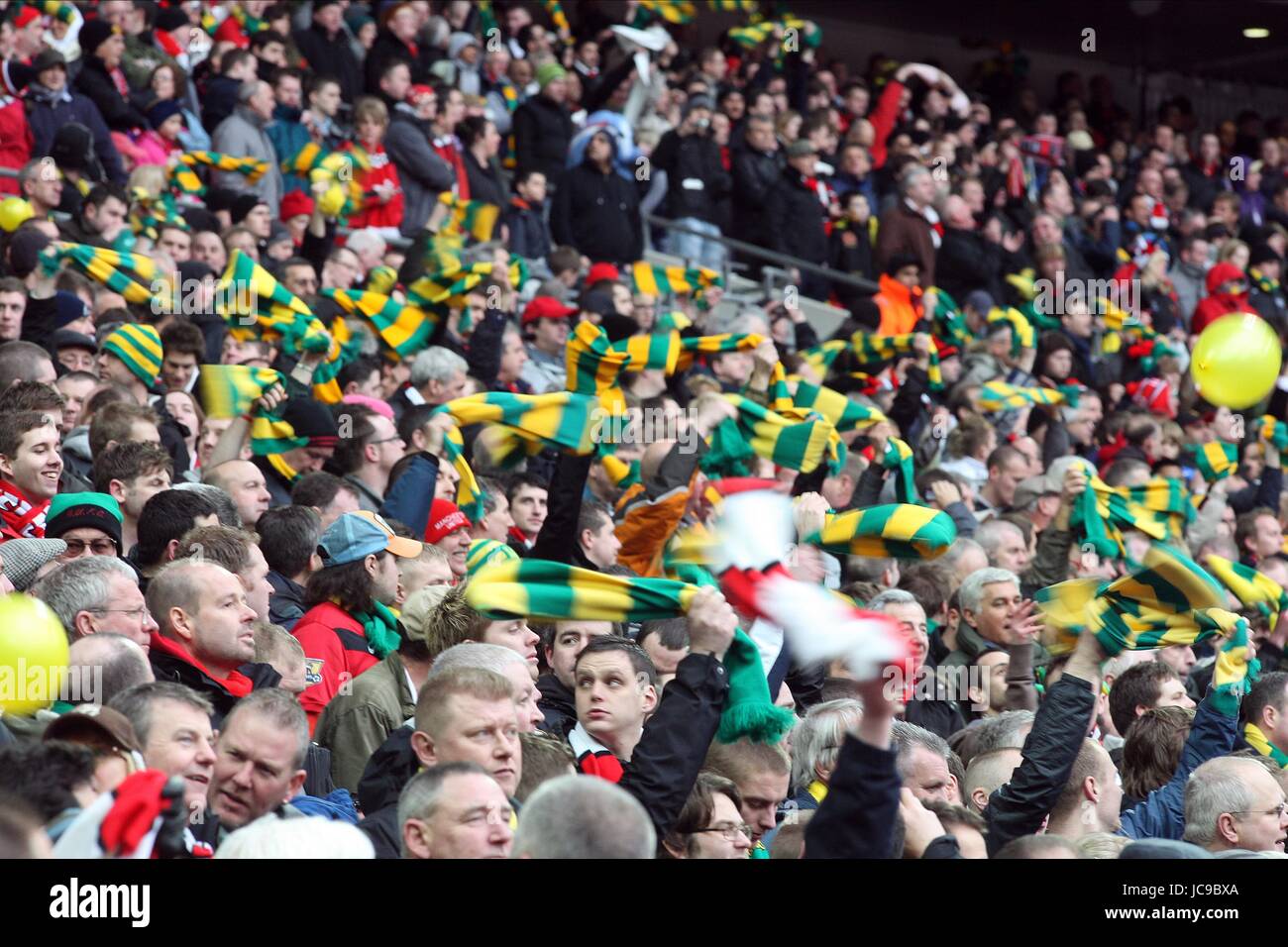 Ventole protesta onda sciarpe MANCHESTER UNITED FC stadio di Wembley a Londra Inghilterra 28 Febbraio 2010 Foto Stock