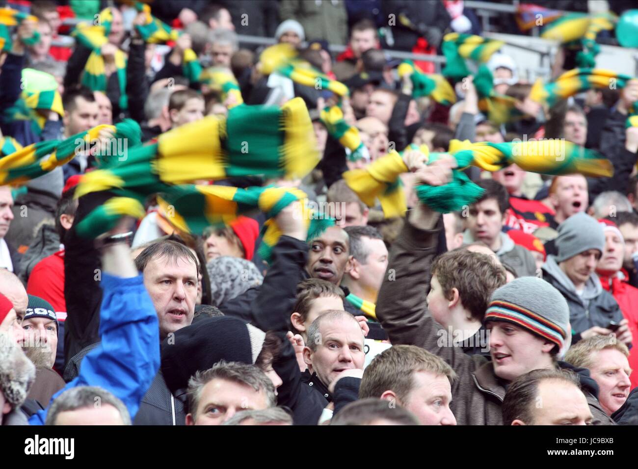Ventole protesta onda sciarpe MANCHESTER UNITED FC stadio di Wembley a Londra Inghilterra 28 Febbraio 2010 Foto Stock