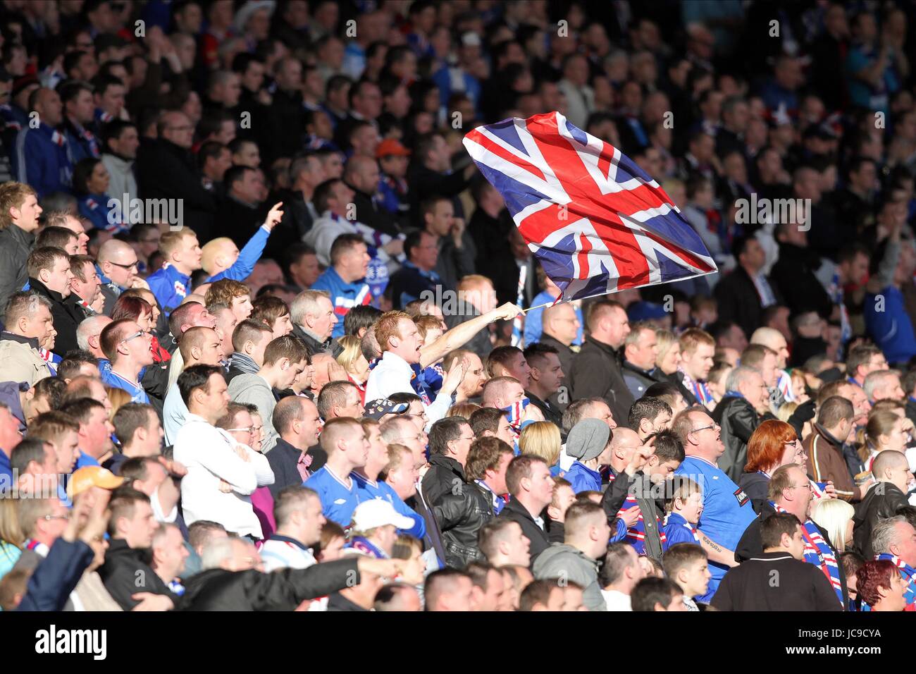 RANGERS VENTOLE CON UNIION JACK.St Mirren V RANGERS HAMPDEN PARK GLASGOW Scozia 21 Marzo 2010 Foto Stock