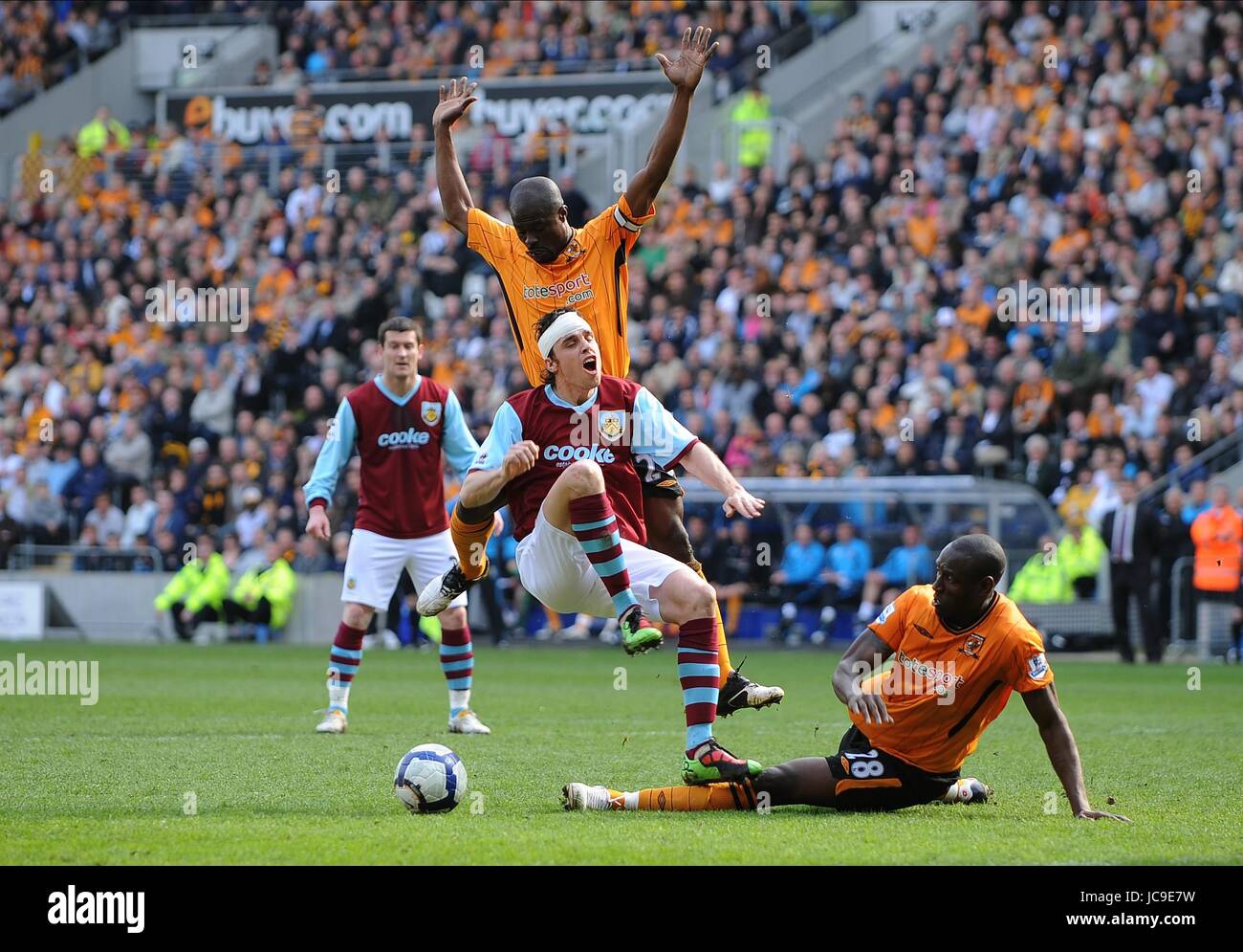 MICHAEL DUFF è portato verso il basso F Hull City v Burnley KC Stadium Hull Inghilterra 10 aprile 2010 Foto Stock