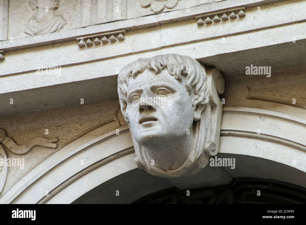 Dettagli architettonici - volto scolpito sopra l'arco a Trieste, Italia. Trieste è la capitale della regione autonoma Friuli Venezia Giulia Foto Stock