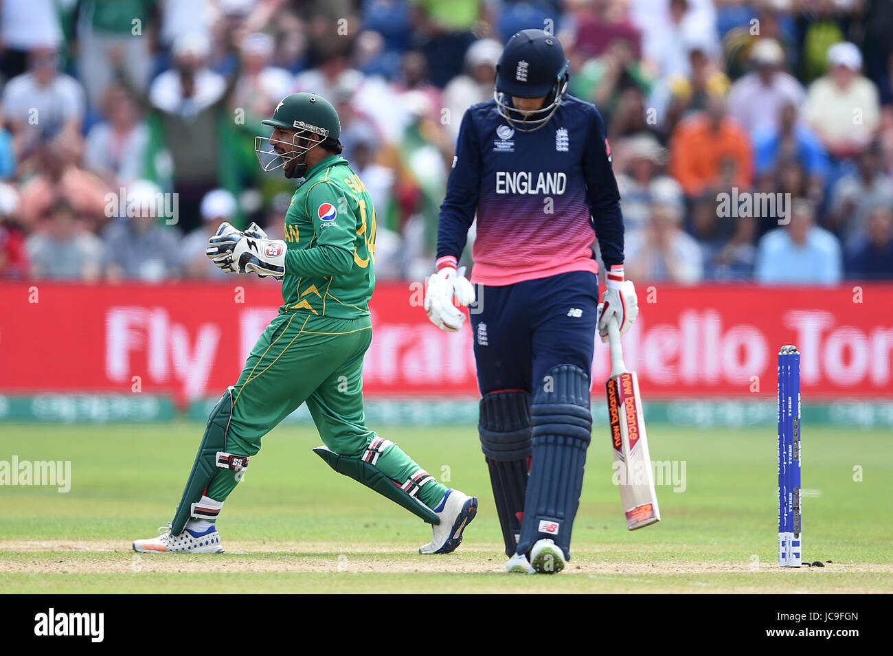 Il Pakistan Sarfraz Ahmed (sinistra) celebra il paletto di Inghilterra del Joe root (a destra) durante l'ICC Champions Trophy, semi-finale corrispondono a Cardiff Galles Stadium. Foto Stock