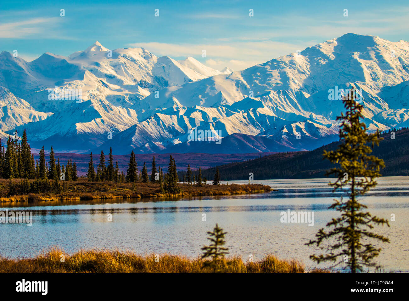 Scenario a meraviglia il lago nel Parco Nazionale di Denali presi durante la diminuzione annua lotteria su strada Foto Stock