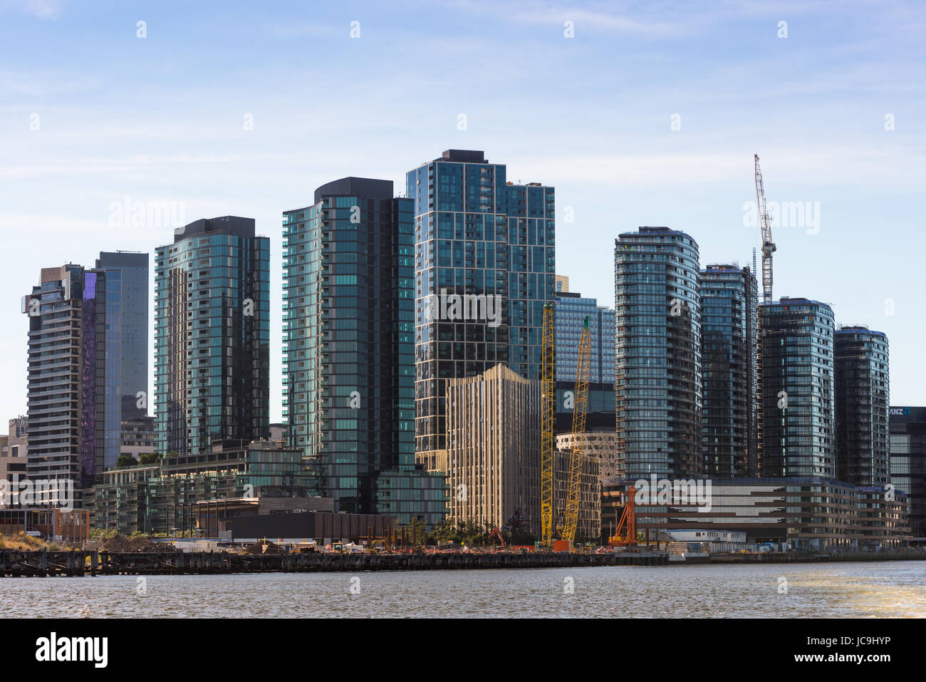 Edifici moderni che zampilla nella città di Melbourne. Vista dal fiume Yarra tornando da Williamstown. Victoria. Australia. Foto Stock
