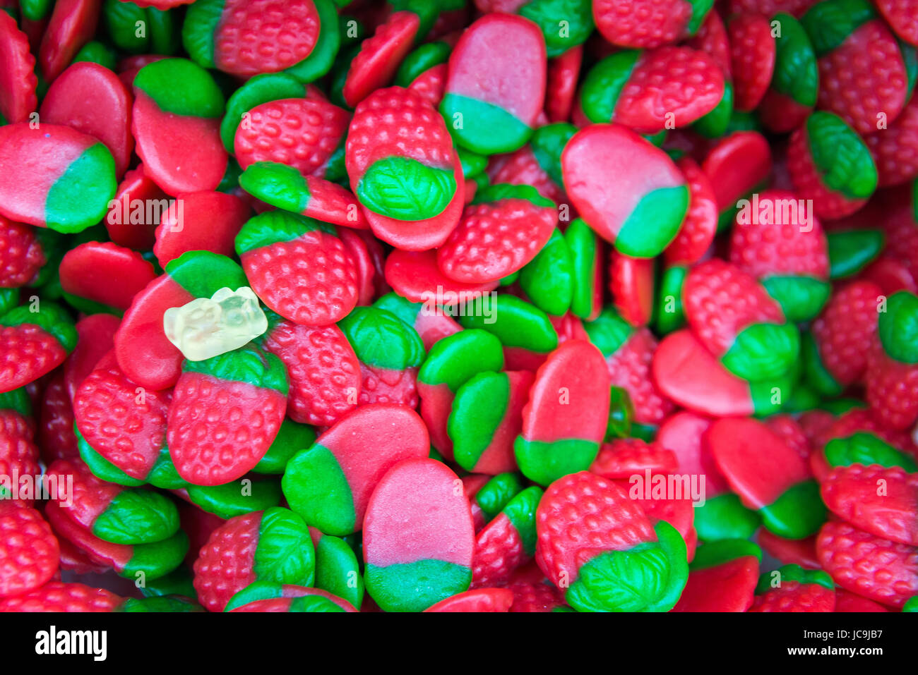 Un sacco di fragole gommoso luminosità nel mercato Foto Stock