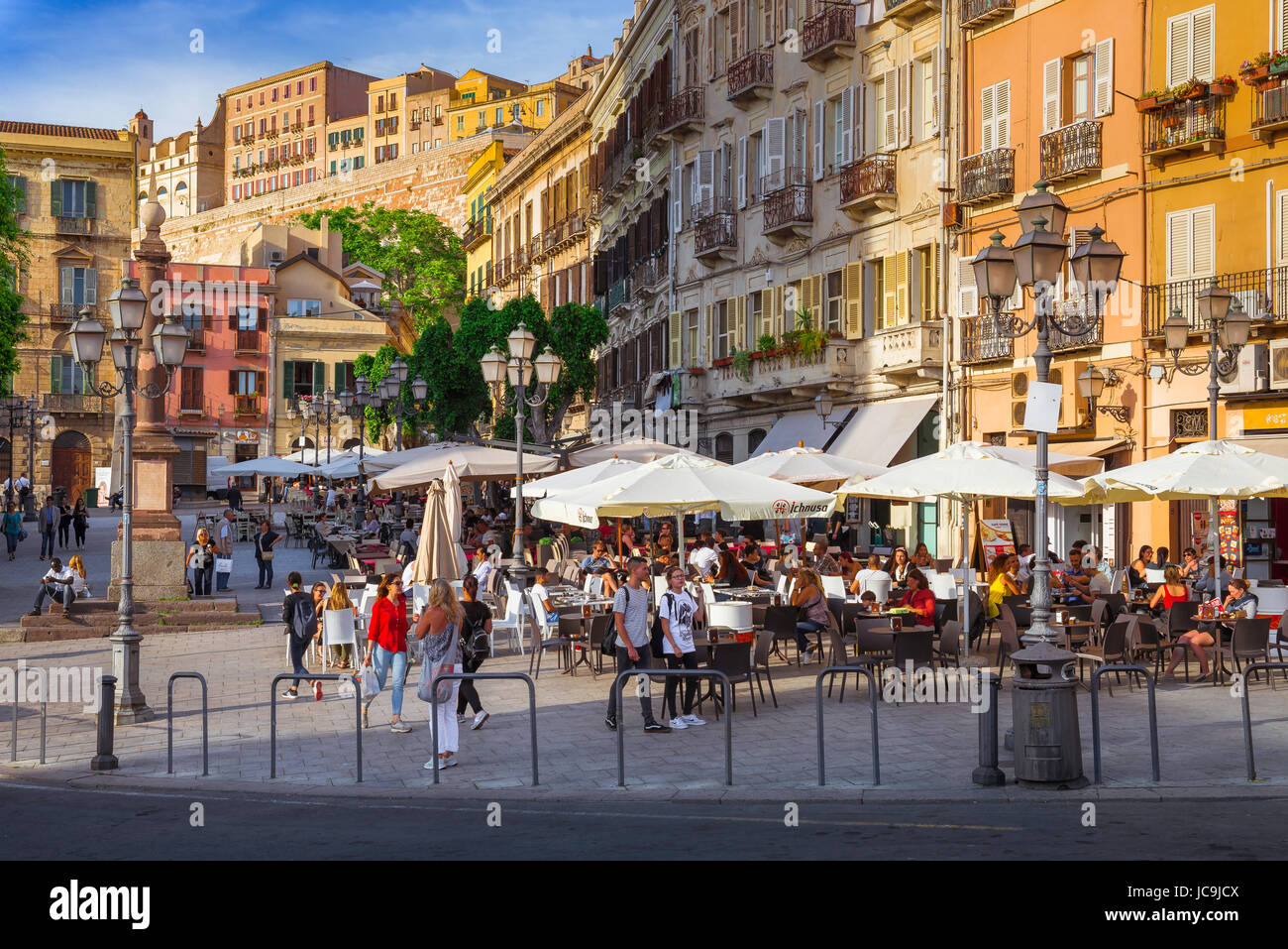 Cagliari Sardegna centro, Piazza Yenne nel quartiere di Stampace di Cagliari è la città di posizione centrale per bar e caffè durante l'estate. Foto Stock