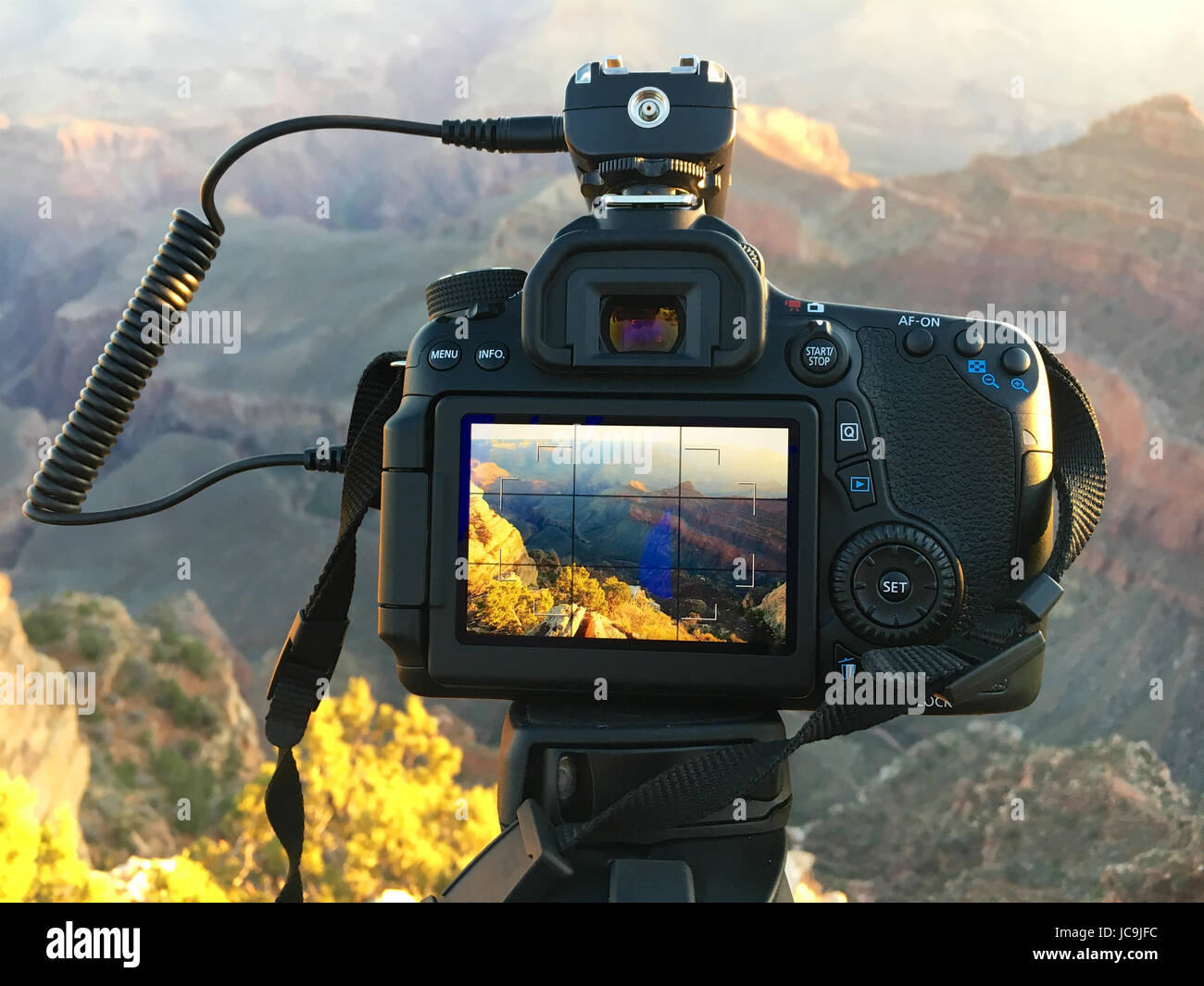 Fotocamera reflex digitale in uso presso il Grand Canyon sunrise Foto Stock
