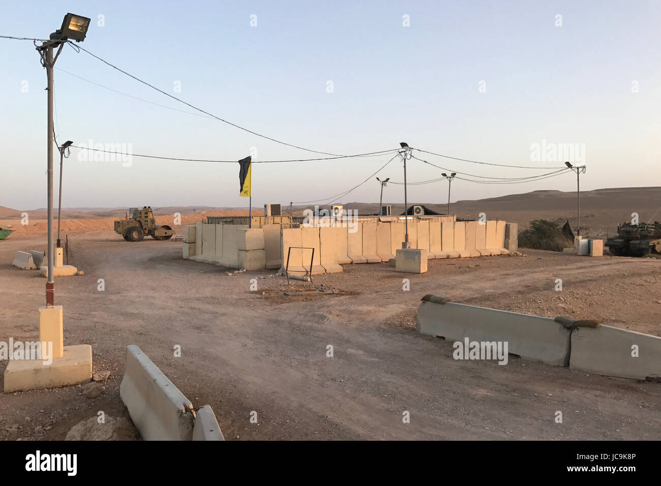 Un posto militare israeliano all'incrocio della strada 12 che collega la città di Eilat alla strada 10 che si estende parallelamente al confine con l'Egitto nel deserto del Negev, Israele. In base a un avviso sulla sicurezza militare, la sua intera lunghezza di 113 miglia è quasi permanentemente fuori dai limiti del traffico civile Foto Stock