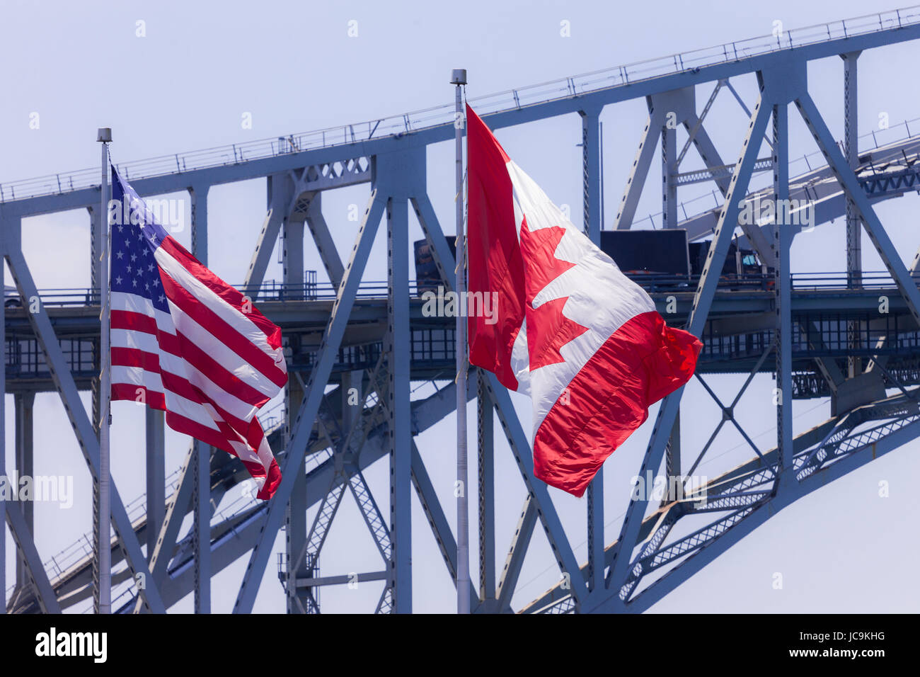 Sarnia, Canada - 12 giugno 2017. Camion e automobili fanno la loro strada attraverso il Blue Water Bridge in Sarnia Canada. Aperto nel 1938 il ponte collega Canad Foto Stock