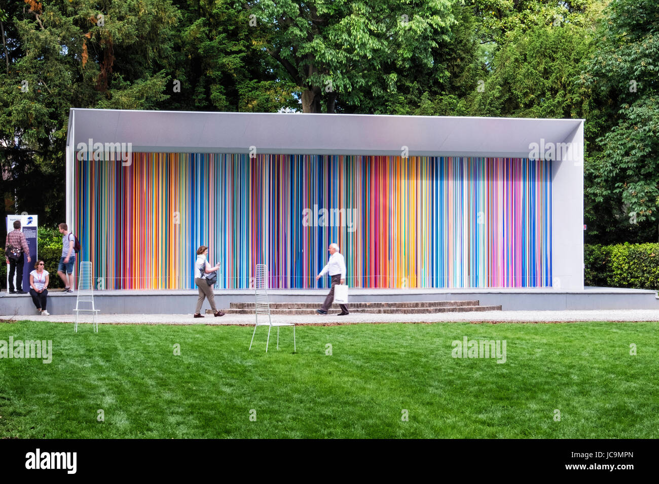 Venezia, Castello,Giardini.57ma Biennale di Venezia 2017,La Biennale di Venezia,Giardini Colorfall da Ian Davenport presso il Padiglione Swatch,Pittura Acrilica Foto Stock