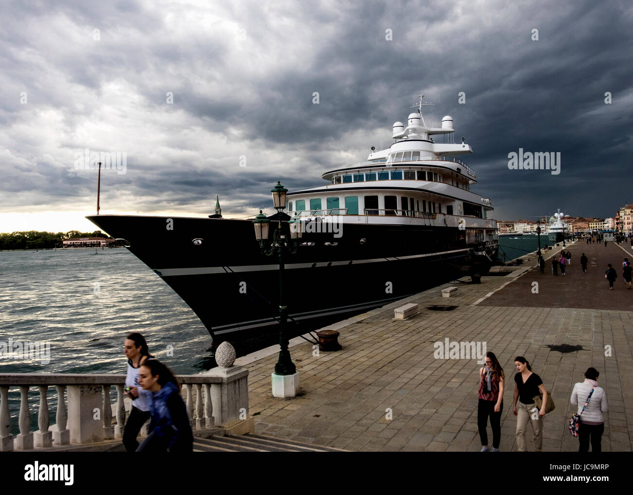 L'Italia,Venezia,Castello.yacht di lusso milionario gli amanti dell'arte attraccata per i proprietari di visitare il 2017 Biennale di Venezia,Venetian waterside ormeggio,costosi Foto Stock