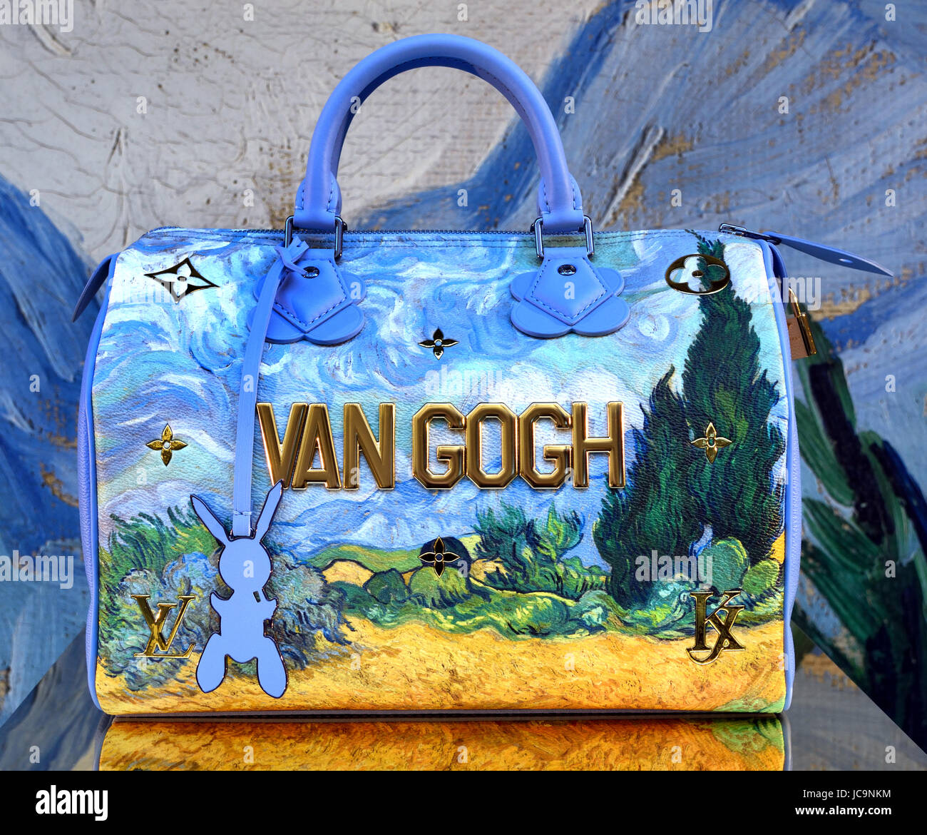 Vincent van Gogh in borsa ( Louis Vuitton francese casa di moda Parigi  Francia ) Firenze Italia italiano ( vetrina ) MASTERS LV X KOONS Foto stock  - Alamy
