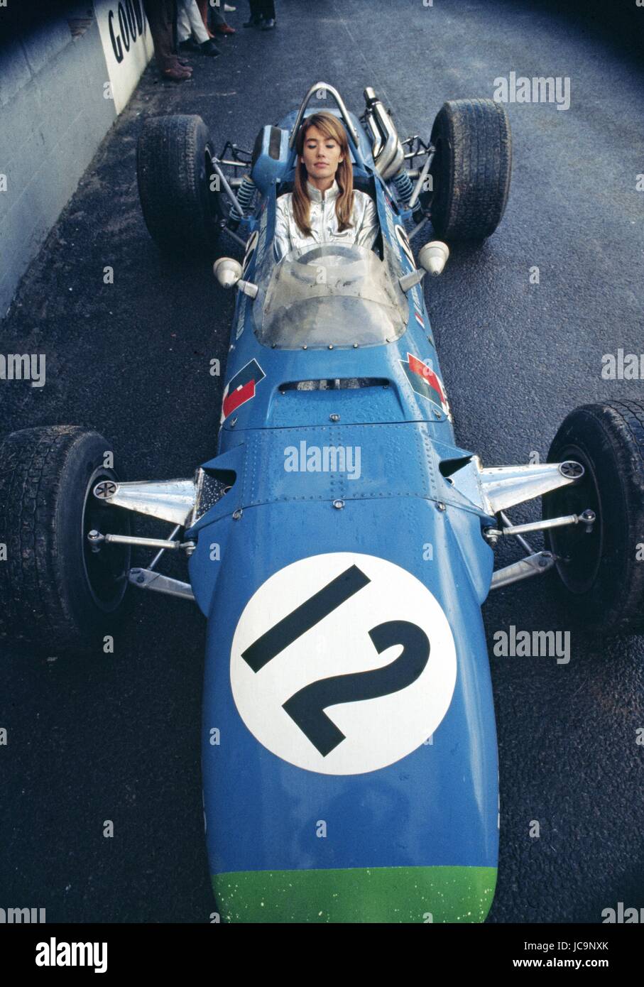 Cantante francese Françoise Hardy in posa la vettura di Formula 2 pilota francese Henri Pescarolo durante il Grand Prix de Reims-Gueux. Settembre 15, 1968 foto Michael Holtz Foto Stock