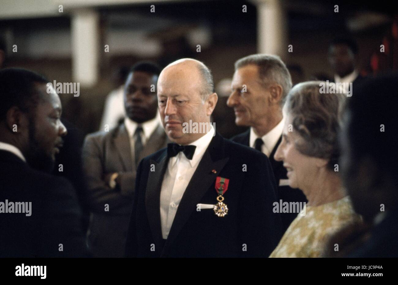 Uomo politico francese Jacques Foccart (il generale De Gaulle è consigliere per gli affari africani) riceve l'ordine di Bokassa il funzionamento. Sulla sinistra, Jean-Bedel Bokassa. 1970 Foto Stock