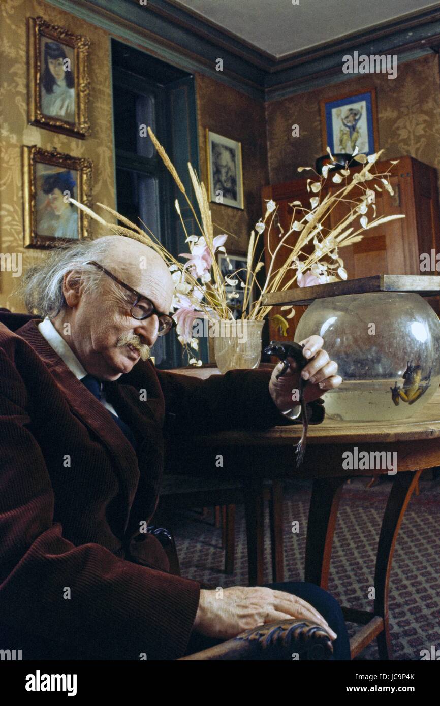 Il biologo francese Jean Rostand nella sua casa a Ville d'Avray. 1973 Photo Michael Holtz Foto Stock