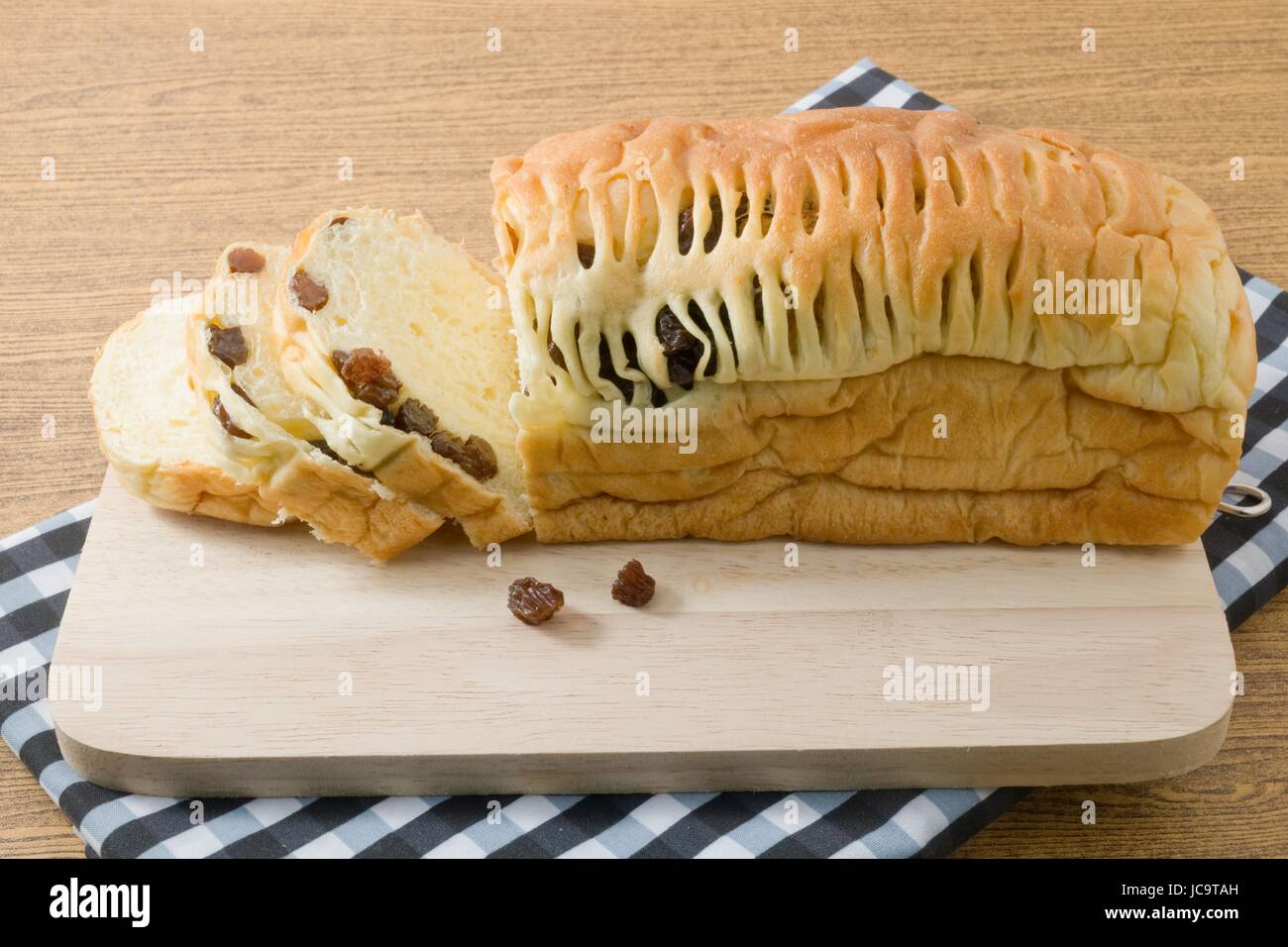 La cucina e il cibo delizioso marrone a fette di pane passito sul tagliere di legno. Foto Stock