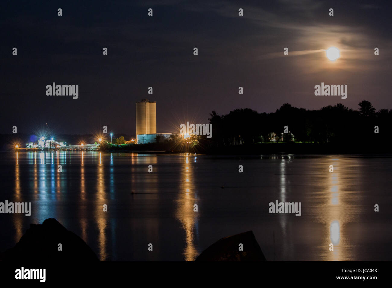 Una splendida immagine notturna di alcuni edifici e la luna. Foto Stock