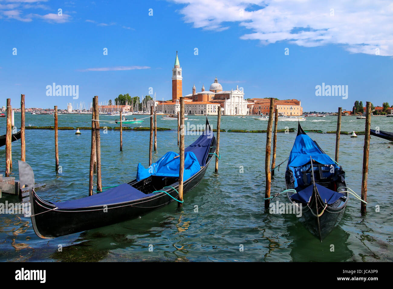 Gondole ormeggiate vicino Piazza San Marco di fronte a San Giorgio Maggiore Isola di Venezia, Italia. Le gondole sono stati ancora una volta la principale forma di trasporto aro Foto Stock