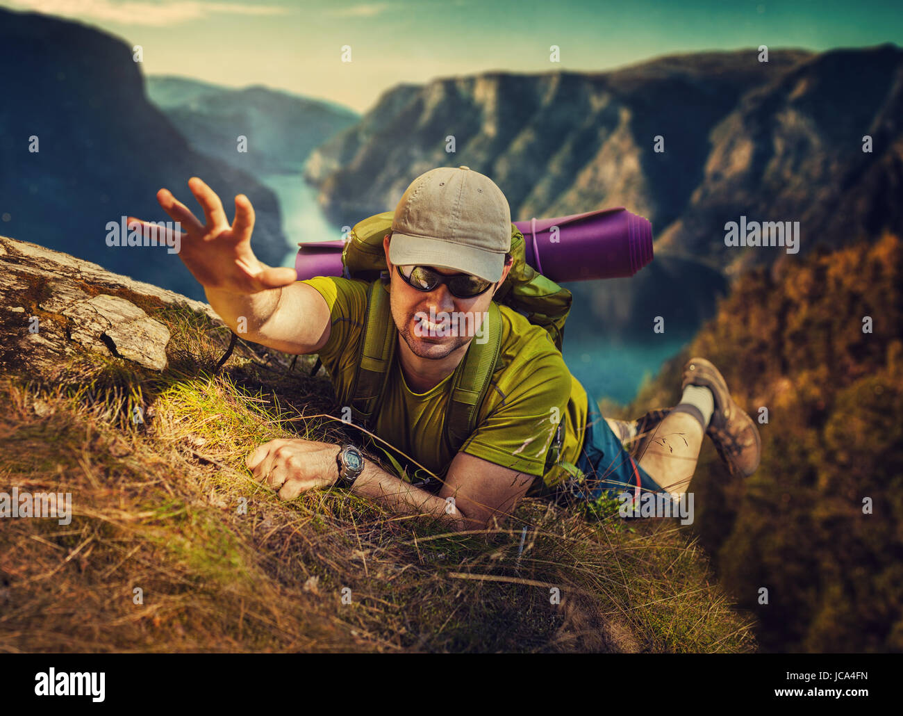 Giovane turista superstite dalla caduta di alta montagna e cercando di salire Foto Stock