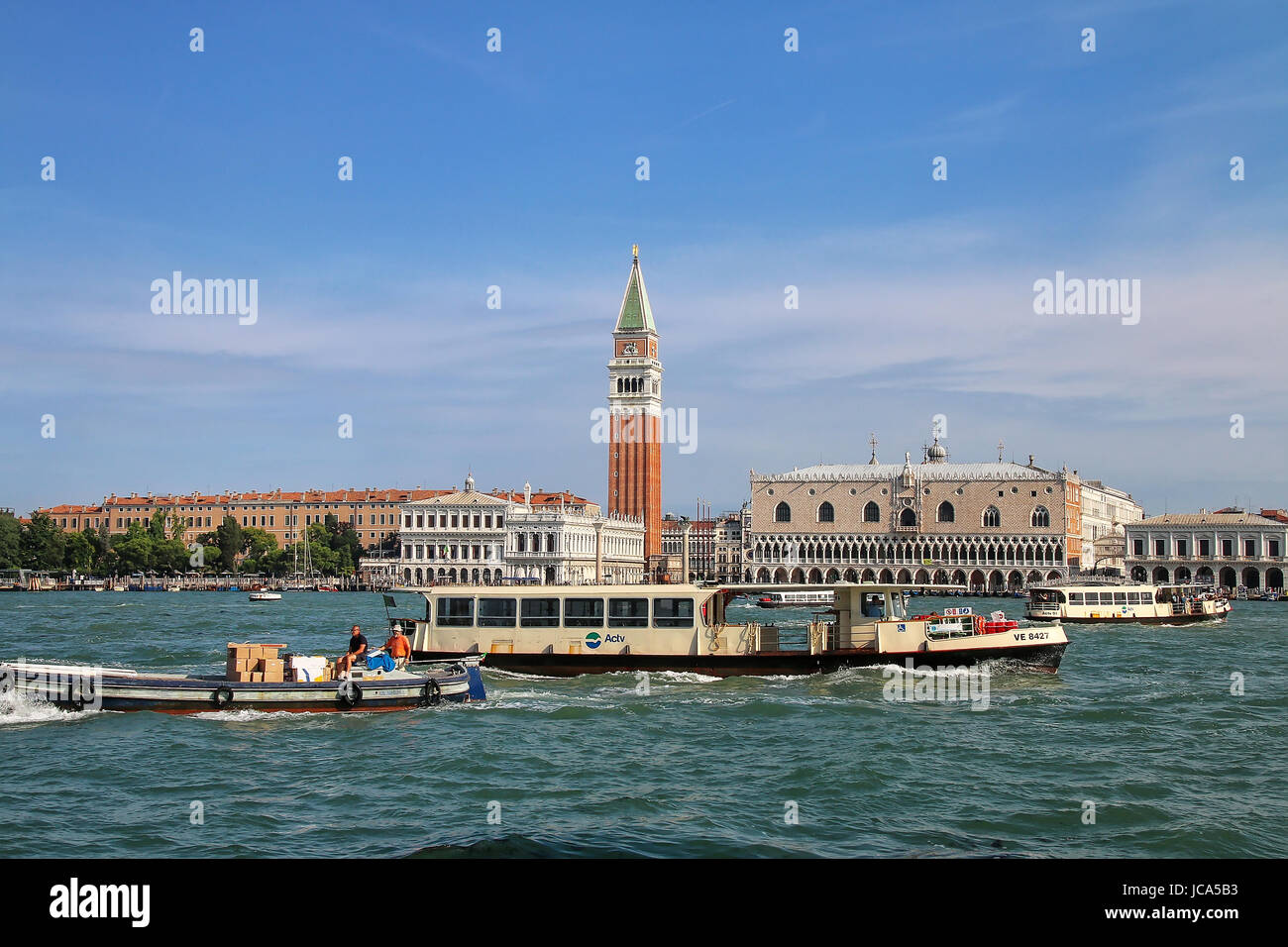 Vaporetto andando di fronte a Piazza San Marco a Venezia, Italia. Venezia si trova di fronte a un gruppo di 117 piccole isole che sono separati b Foto Stock