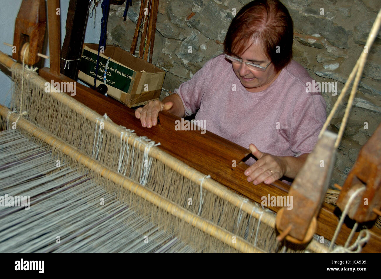 Alentejo, Portogallo, 25-Settembre-2007: una donna ha appena iniziato la tessitura di un tappeto in Alentejo. Foto Stock