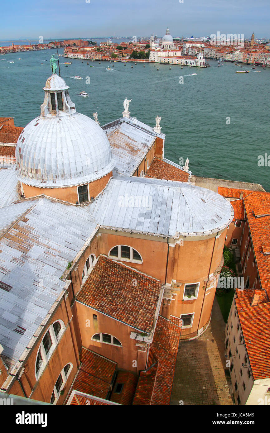 Vista della cupola della chiesa di San Giorgio Maggiore e il Canale della Giudecca in Venezia, Italia. Venezia si trova di fronte a un gruppo di 117 piccole isole che sono s Foto Stock