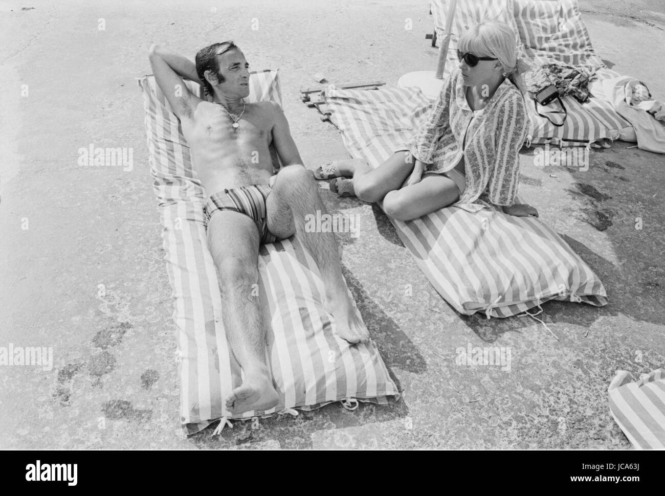 Charles Aznavour con la moglie Ulla Thorsell godendo le vacanze nella loro casa in Mandelieu-La-Napoule (Alpes-Maritimes, Francia). Estate 1970 Photo Michael Holtz Foto Stock