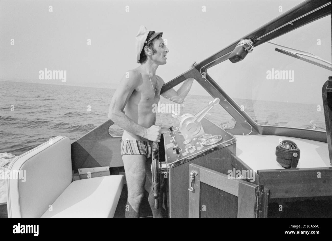 Charles Aznavour con la moglie Ulla Thorsell godendo le vacanze nella loro casa in Mandelieu-La-Napoule (Alpes-Maritimes, Francia). Estate 1970 Photo Michael Holtz Foto Stock