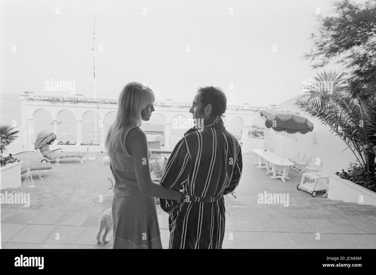 Charles Aznavour con la moglie Ulla Thorsell godendo le vacanze nella loro casa in Mandelieu-La-Napoule (Alpes-Maritimes, Francia). Estate 1970 Photo Michael Holtz Foto Stock