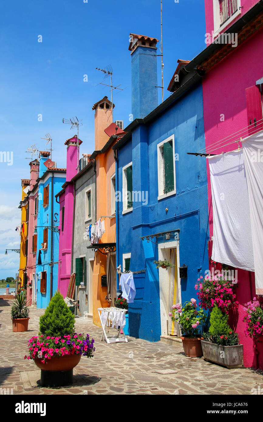 Case colorate di Burano, Venezia, Italia. Burano è un'isola della Laguna di Venezia ed è noto per il suo lavoro in pizzo e colorate case. Foto Stock