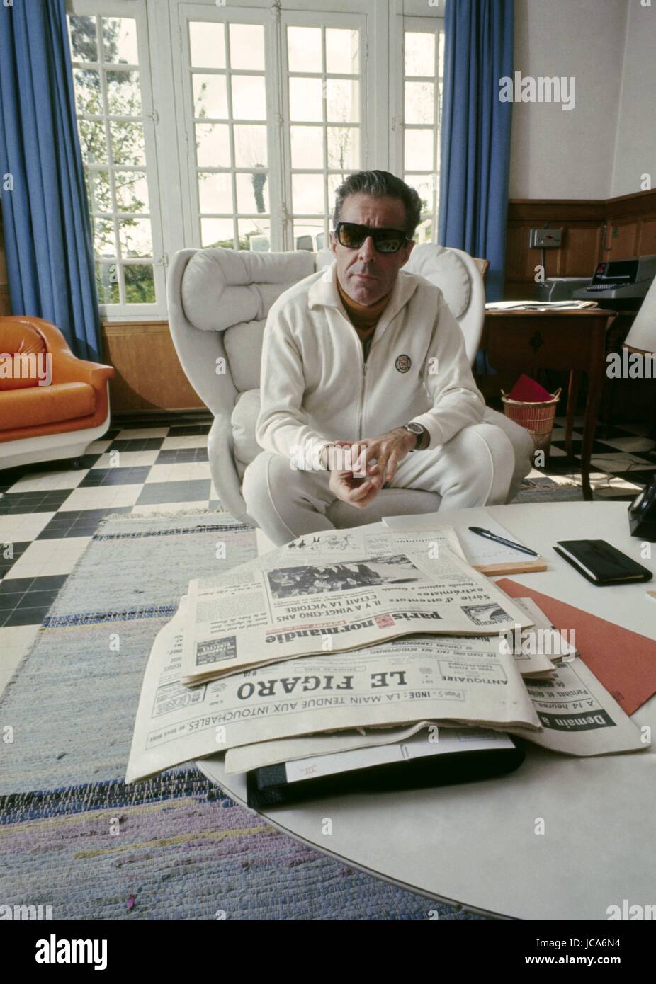 Giornalista francese e fondatore del quotidiano "L'Express" Jean-Jacques Servan-Schreiber a casa in Veulettes-sur-Mer, c.1970. Foto di Michael Holtz Foto Stock