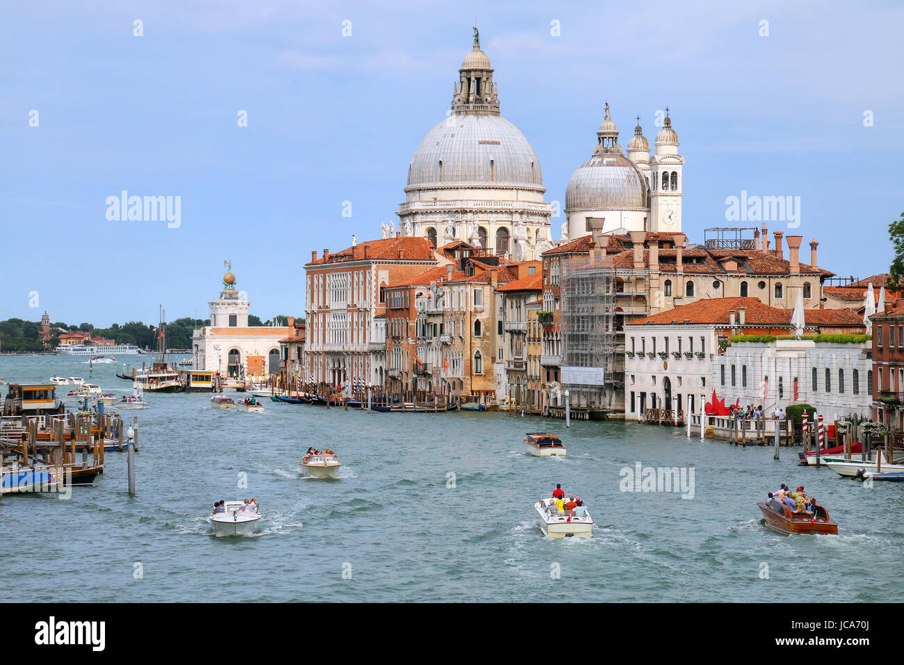 Vista del Canal Grande e la Basilica di Santa Maria della Salute a Venezia, Italia. Venezia si trova di fronte a un gruppo di 117 piccole isole che sono indotta Foto Stock