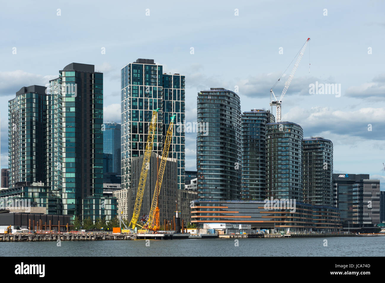 Edifici moderni che zampilla nella città di Melbourne. Vista dal fiume Yarra tornando da Williamstown. Victoria. Australia. Foto Stock