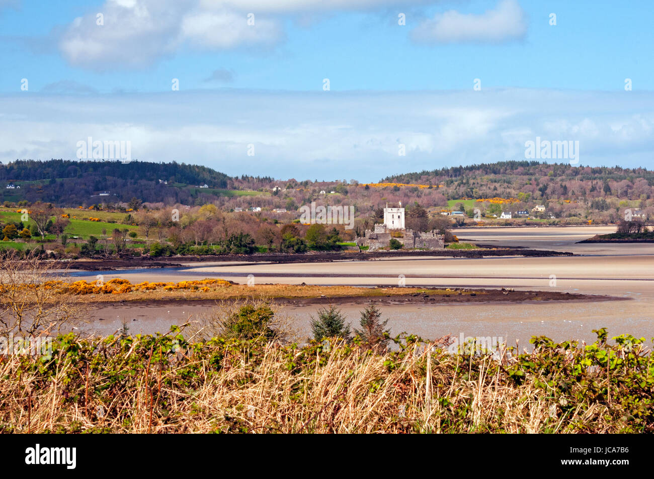 Doe Castle attraverso Sheephaven Bay, County Donegal, Irlanda Foto Stock