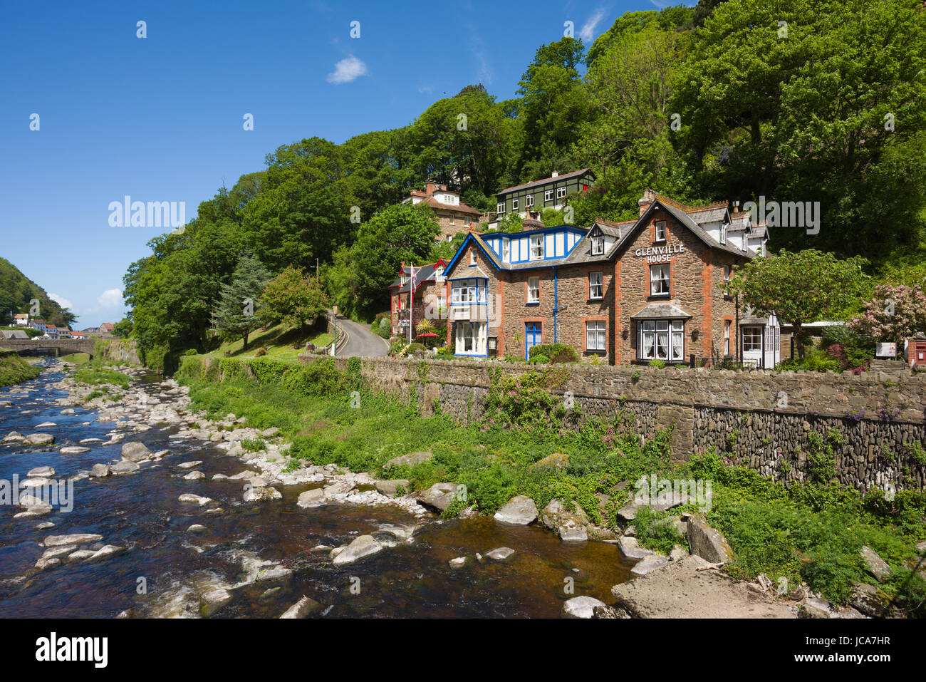 L'Oriente Lyn River a Lynmouth sulla North Devon Coast nel Parco Nazionale di Exmoor, Inghilterra. Foto Stock